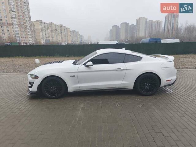 Белый Форд Мустанг, объемом двигателя 4.95 л и пробегом 62 тыс. км за 38000 $, фото 2 на Automoto.ua
