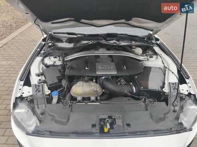 Белый Форд Мустанг, объемом двигателя 4.95 л и пробегом 62 тыс. км за 38000 $, фото 9 на Automoto.ua