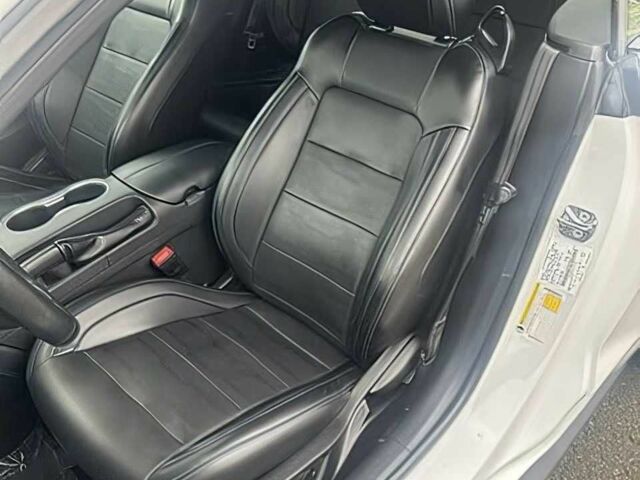 Белый Форд Мустанг, объемом двигателя 2.3 л и пробегом 48 тыс. км за 10000 $, фото 9 на Automoto.ua