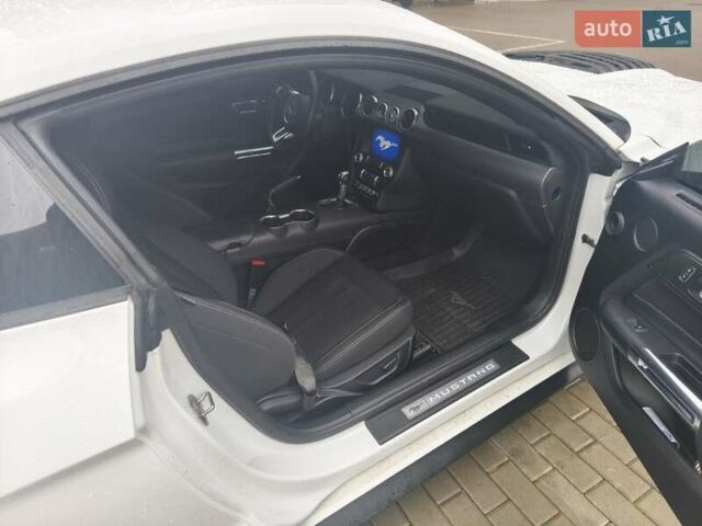 Белый Форд Мустанг, объемом двигателя 4.95 л и пробегом 62 тыс. км за 38000 $, фото 7 на Automoto.ua