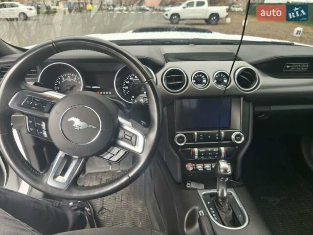 Белый Форд Мустанг, объемом двигателя 4.95 л и пробегом 62 тыс. км за 38000 $, фото 8 на Automoto.ua