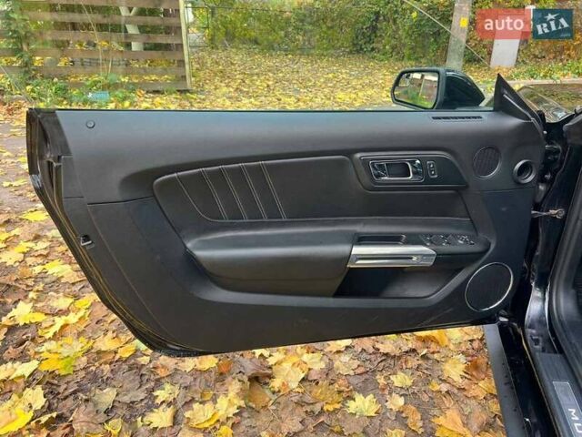 Черный Форд Мустанг, объемом двигателя 2.3 л и пробегом 101 тыс. км за 15990 $, фото 8 на Automoto.ua