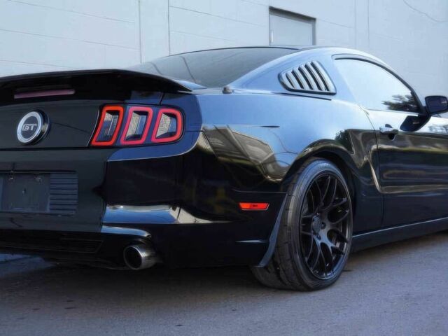 Черный Форд Мустанг, объемом двигателя 5 л и пробегом 80 тыс. км за 8800 $, фото 5 на Automoto.ua