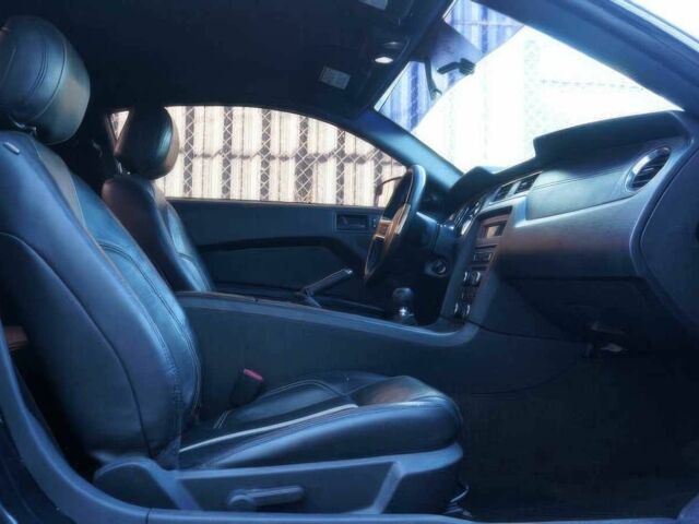 Черный Форд Мустанг, объемом двигателя 5 л и пробегом 80 тыс. км за 8800 $, фото 6 на Automoto.ua