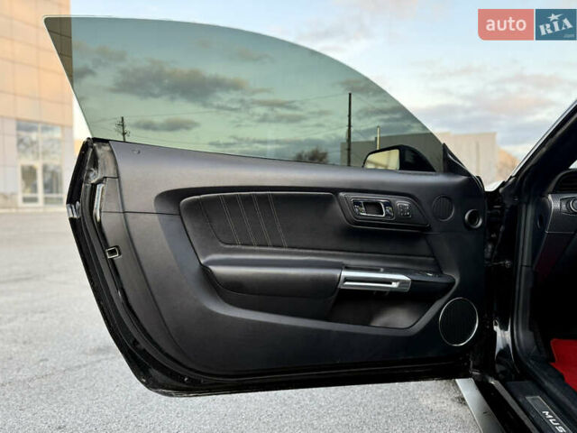 Черный Форд Мустанг, объемом двигателя 2.26 л и пробегом 198 тыс. км за 14300 $, фото 13 на Automoto.ua