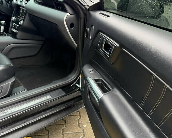 Черный Форд Мустанг, объемом двигателя 2.26 л и пробегом 180 тыс. км за 12000 $, фото 77 на Automoto.ua