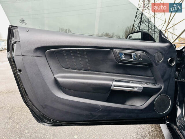 Черный Форд Мустанг, объемом двигателя 2.26 л и пробегом 131 тыс. км за 15300 $, фото 14 на Automoto.ua