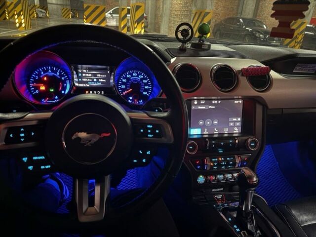 Черный Форд Мустанг, объемом двигателя 2.3 л и пробегом 150 тыс. км за 7499 $, фото 3 на Automoto.ua