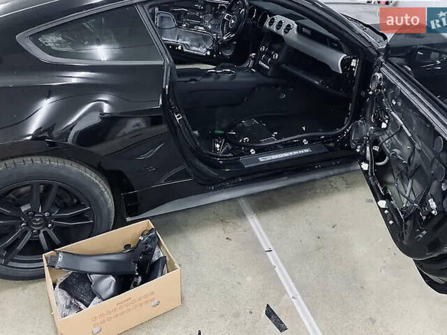 Черный Форд Мустанг, объемом двигателя 2.26 л и пробегом 180 тыс. км за 12000 $, фото 46 на Automoto.ua