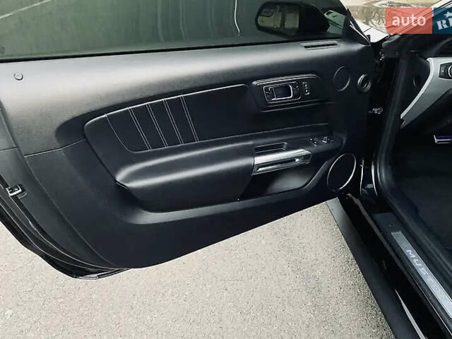 Черный Форд Мустанг, объемом двигателя 2.26 л и пробегом 180 тыс. км за 12000 $, фото 29 на Automoto.ua