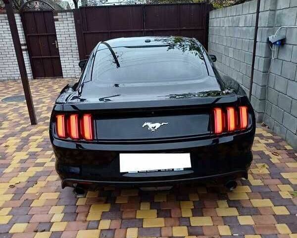 Черный Форд Мустанг, объемом двигателя 2.3 л и пробегом 75 тыс. км за 10700 $, фото 3 на Automoto.ua