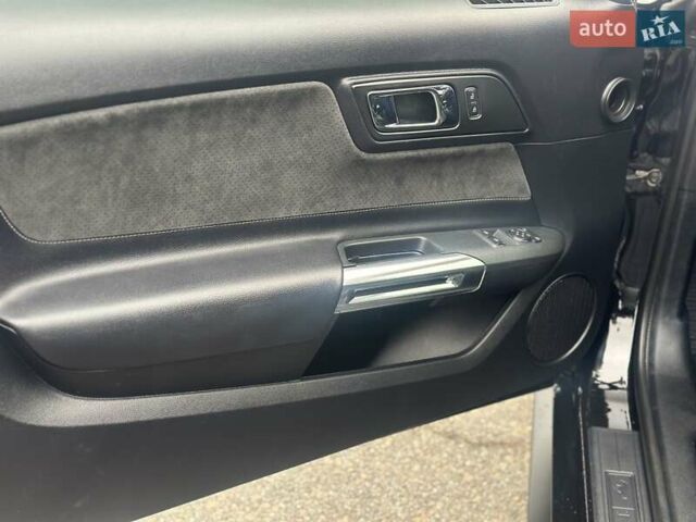 Черный Форд Мустанг, объемом двигателя 5.16 л и пробегом 124 тыс. км за 31500 $, фото 10 на Automoto.ua