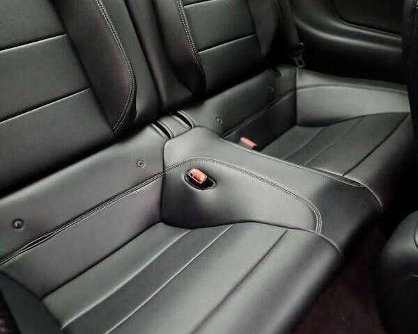 Черный Форд Мустанг, объемом двигателя 2.3 л и пробегом 75 тыс. км за 10700 $, фото 6 на Automoto.ua