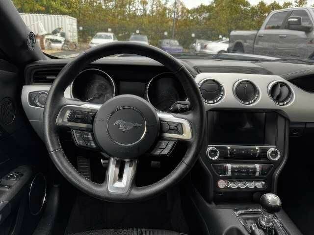 Черный Форд Мустанг, объемом двигателя 5 л и пробегом 98 тыс. км за 11000 $, фото 15 на Automoto.ua