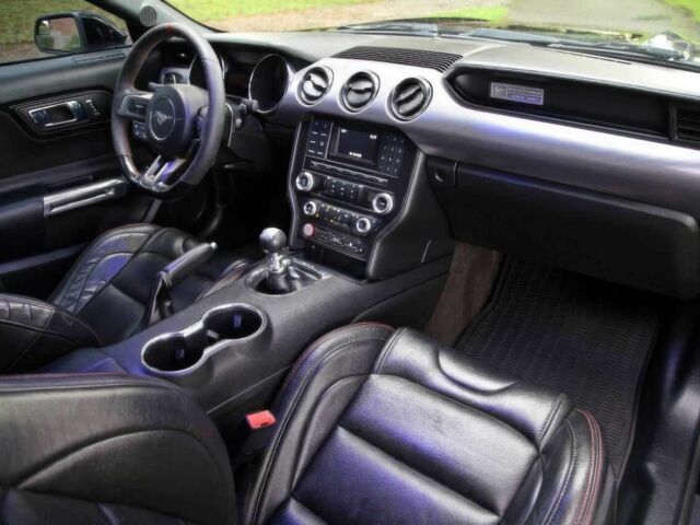 Черный Форд Мустанг, объемом двигателя 5 л и пробегом 73 тыс. км за 6100 $, фото 11 на Automoto.ua