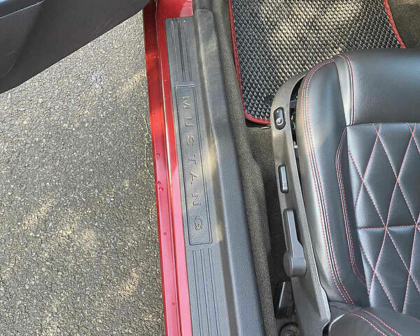 Красный Форд Мустанг, объемом двигателя 3.7 л и пробегом 70 тыс. км за 16000 $, фото 31 на Automoto.ua