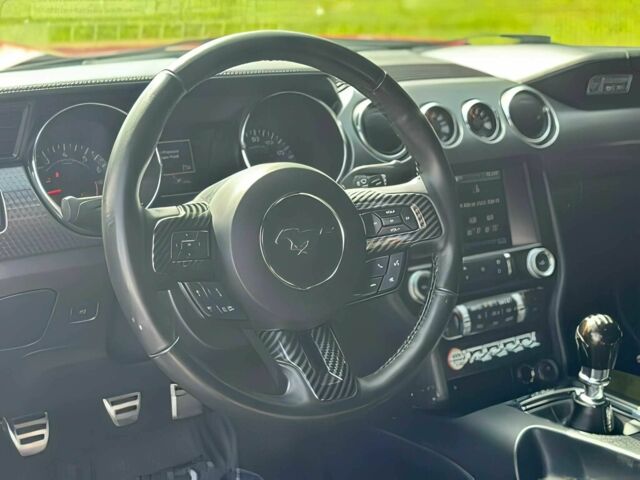 Красный Форд Мустанг, объемом двигателя 5 л и пробегом 80 тыс. км за 10990 $, фото 10 на Automoto.ua