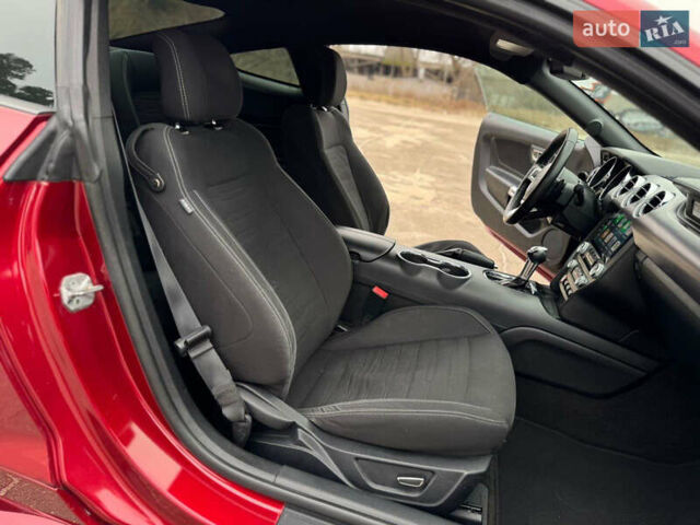 Красный Форд Мустанг, объемом двигателя 2.26 л и пробегом 170 тыс. км за 14500 $, фото 16 на Automoto.ua