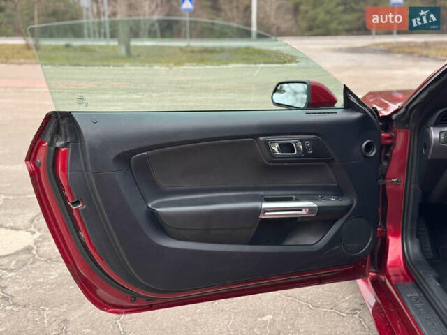 Красный Форд Мустанг, объемом двигателя 2.26 л и пробегом 170 тыс. км за 14500 $, фото 12 на Automoto.ua