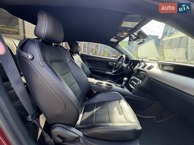 Красный Форд Мустанг, объемом двигателя 2.26 л и пробегом 110 тыс. км за 16200 $, фото 12 на Automoto.ua