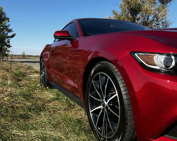 Красный Форд Мустанг, объемом двигателя 2.26 л и пробегом 180 тыс. км за 16800 $, фото 1 на Automoto.ua