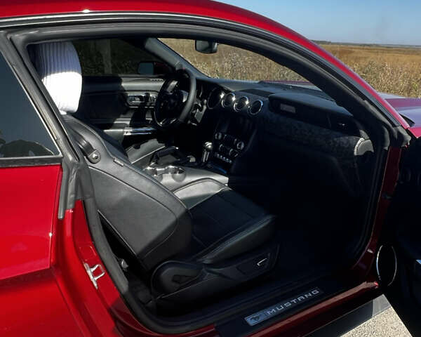 Красный Форд Мустанг, объемом двигателя 2.26 л и пробегом 180 тыс. км за 16800 $, фото 4 на Automoto.ua