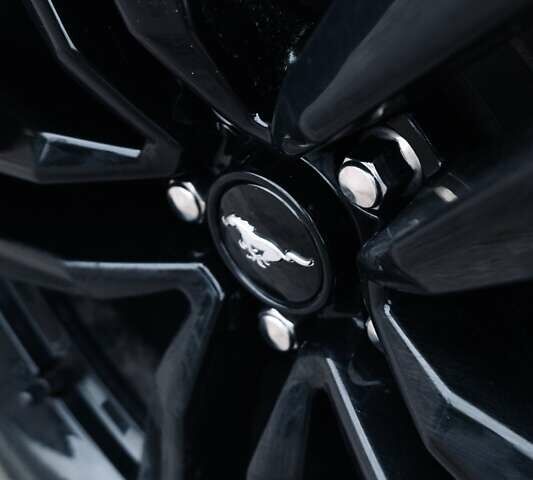 Красный Форд Мустанг, объемом двигателя 2.26 л и пробегом 88 тыс. км за 20999 $, фото 6 на Automoto.ua