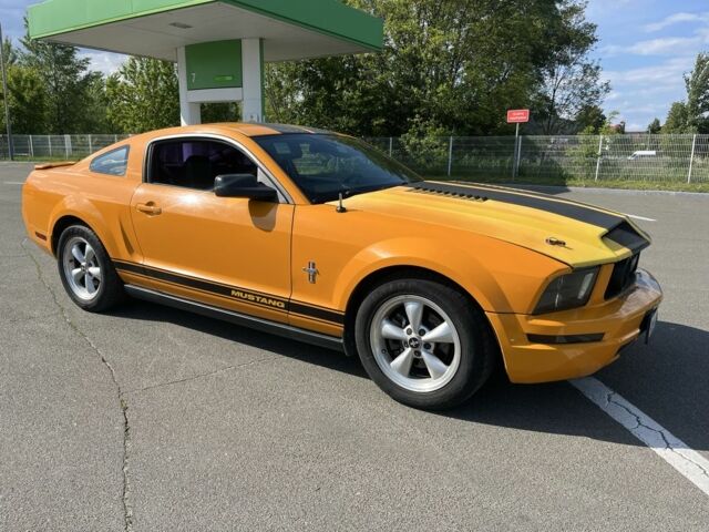 Желтый Форд Мустанг, объемом двигателя 4 л и пробегом 90 тыс. км за 9990 $, фото 2 на Automoto.ua