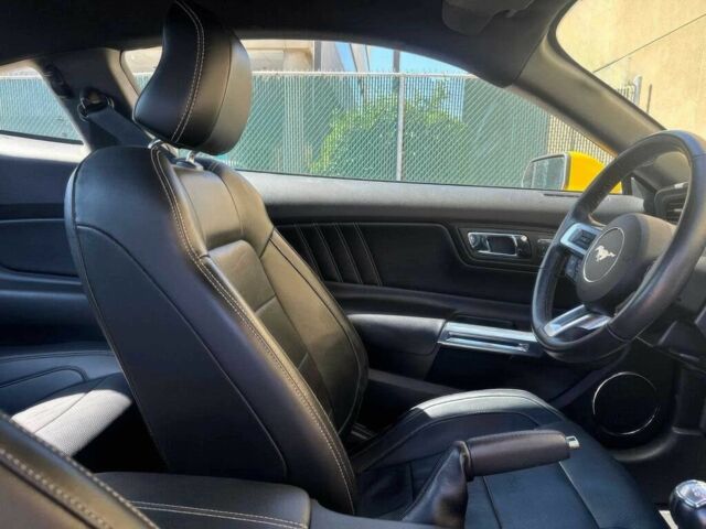 Желтый Форд Мустанг, объемом двигателя 5 л и пробегом 75 тыс. км за 12300 $, фото 11 на Automoto.ua