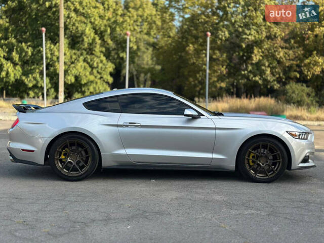 Серый Форд Мустанг, объемом двигателя 2.26 л и пробегом 161 тыс. км за 13599 $, фото 3 на Automoto.ua