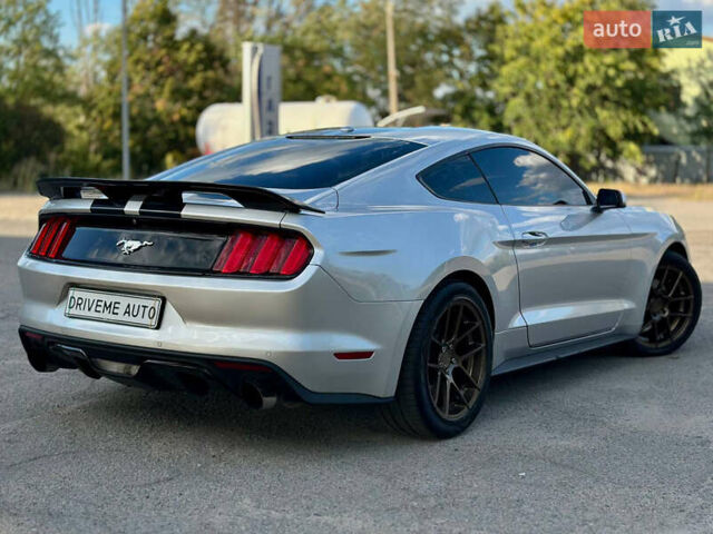 Серый Форд Мустанг, объемом двигателя 2.26 л и пробегом 161 тыс. км за 13599 $, фото 4 на Automoto.ua