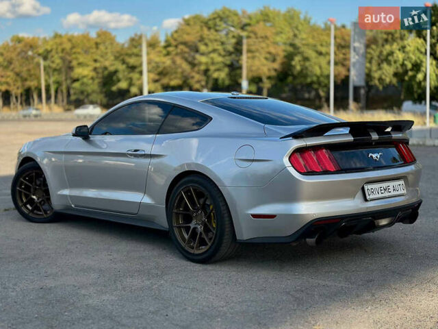 Серый Форд Мустанг, объемом двигателя 2.26 л и пробегом 161 тыс. км за 13599 $, фото 6 на Automoto.ua