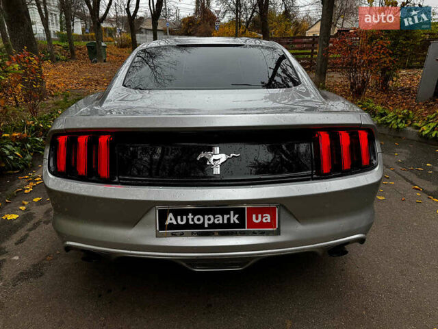 Серый Форд Мустанг, объемом двигателя 3.7 л и пробегом 126 тыс. км за 18440 $, фото 5 на Automoto.ua