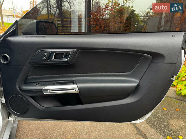 Серый Форд Мустанг, объемом двигателя 3.7 л и пробегом 126 тыс. км за 18440 $, фото 25 на Automoto.ua