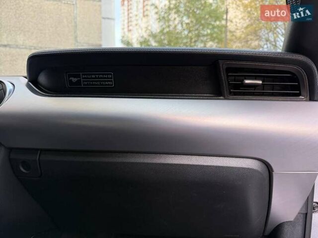 Серый Форд Мустанг, объемом двигателя 2.26 л и пробегом 85 тыс. км за 21500 $, фото 24 на Automoto.ua