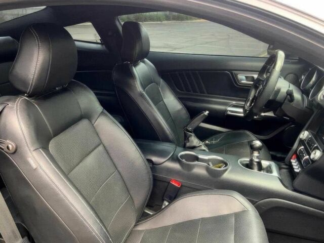 Серый Форд Мустанг, объемом двигателя 5 л и пробегом 44 тыс. км за 12500 $, фото 6 на Automoto.ua