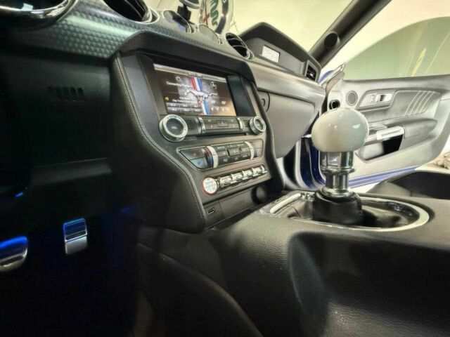 Синий Форд Мустанг, объемом двигателя 5 л и пробегом 77 тыс. км за 10000 $, фото 9 на Automoto.ua