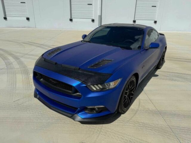 Синий Форд Мустанг, объемом двигателя 5 л и пробегом 77 тыс. км за 10000 $, фото 2 на Automoto.ua