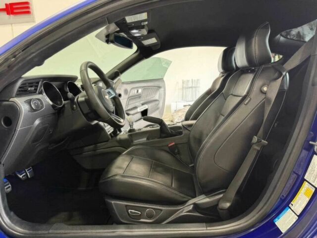 Синий Форд Мустанг, объемом двигателя 5 л и пробегом 77 тыс. км за 10000 $, фото 8 на Automoto.ua