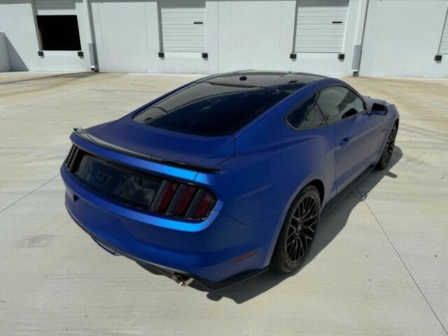 Синий Форд Мустанг, объемом двигателя 5 л и пробегом 77 тыс. км за 10000 $, фото 6 на Automoto.ua