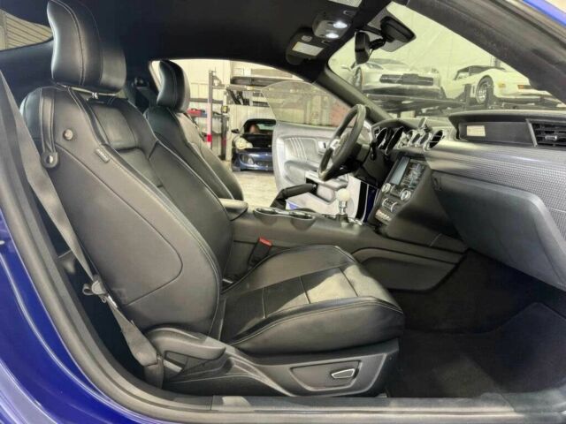 Синий Форд Мустанг, объемом двигателя 5 л и пробегом 77 тыс. км за 10000 $, фото 11 на Automoto.ua