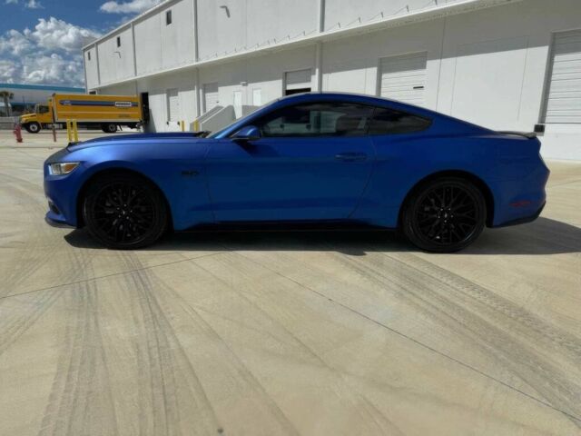 Синий Форд Мустанг, объемом двигателя 5 л и пробегом 77 тыс. км за 10000 $, фото 3 на Automoto.ua