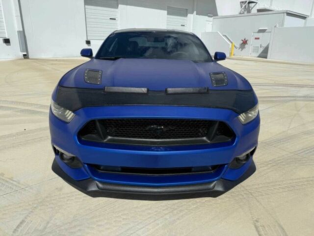 Синий Форд Мустанг, объемом двигателя 5 л и пробегом 77 тыс. км за 10000 $, фото 1 на Automoto.ua
