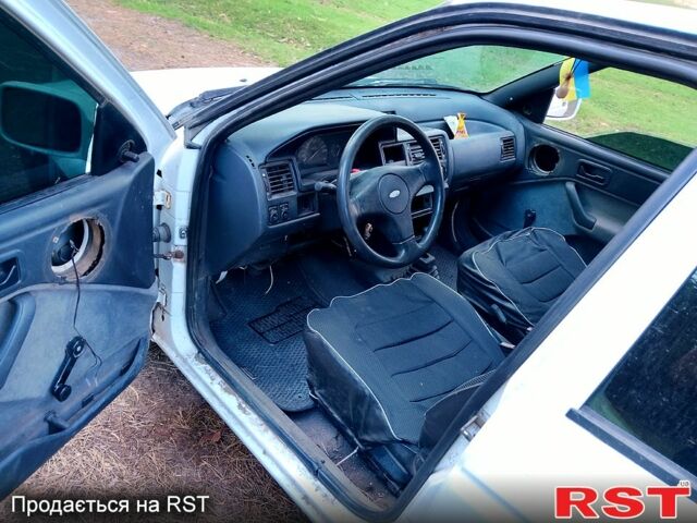 Белый Форд Орион, объемом двигателя 16 л и пробегом 240 тыс. км за 500 $, фото 5 на Automoto.ua