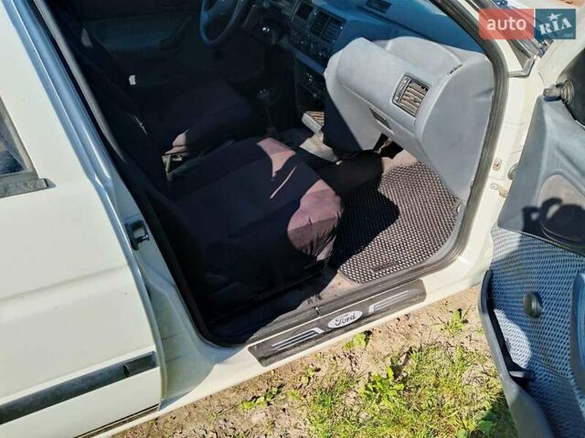 Білий Форд Оріон, об'ємом двигуна 1.39 л та пробігом 49 тис. км за 1300 $, фото 4 на Automoto.ua