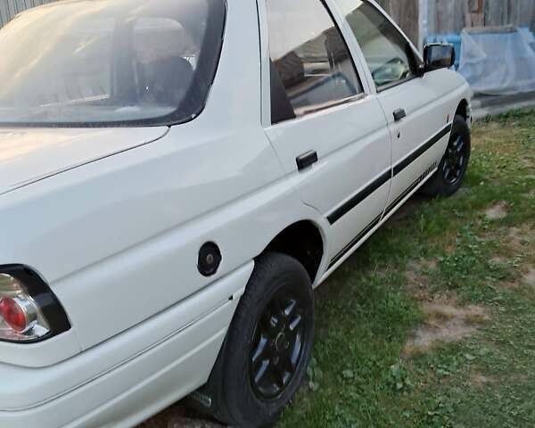 Білий Форд Оріон, об'ємом двигуна 1.39 л та пробігом 49 тис. км за 1300 $, фото 2 на Automoto.ua