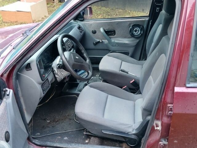 Красный Форд Орион, объемом двигателя 2 л и пробегом 300 тыс. км за 600 $, фото 2 на Automoto.ua