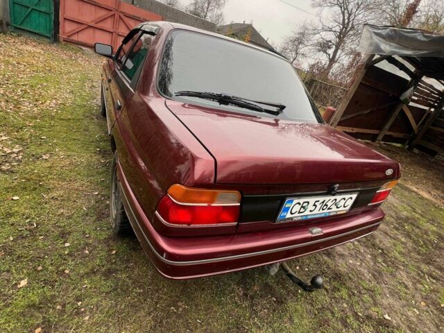 Красный Форд Орион, объемом двигателя 1.6 л и пробегом 97 тыс. км за 714 $, фото 2 на Automoto.ua