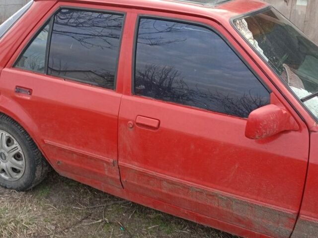 Красный Форд Орион, объемом двигателя 1.4 л и пробегом 111 тыс. км за 600 $, фото 1 на Automoto.ua