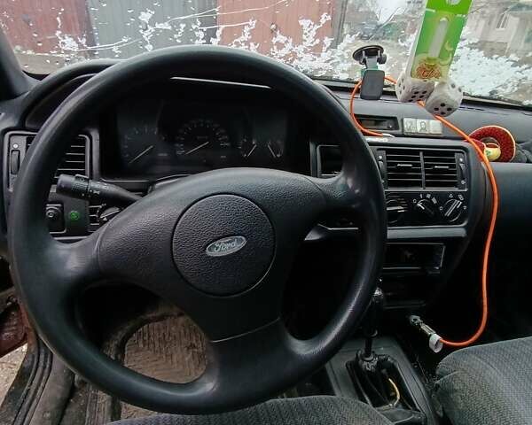 Красный Форд Орион, объемом двигателя 2 л и пробегом 186 тыс. км за 599 $, фото 5 на Automoto.ua